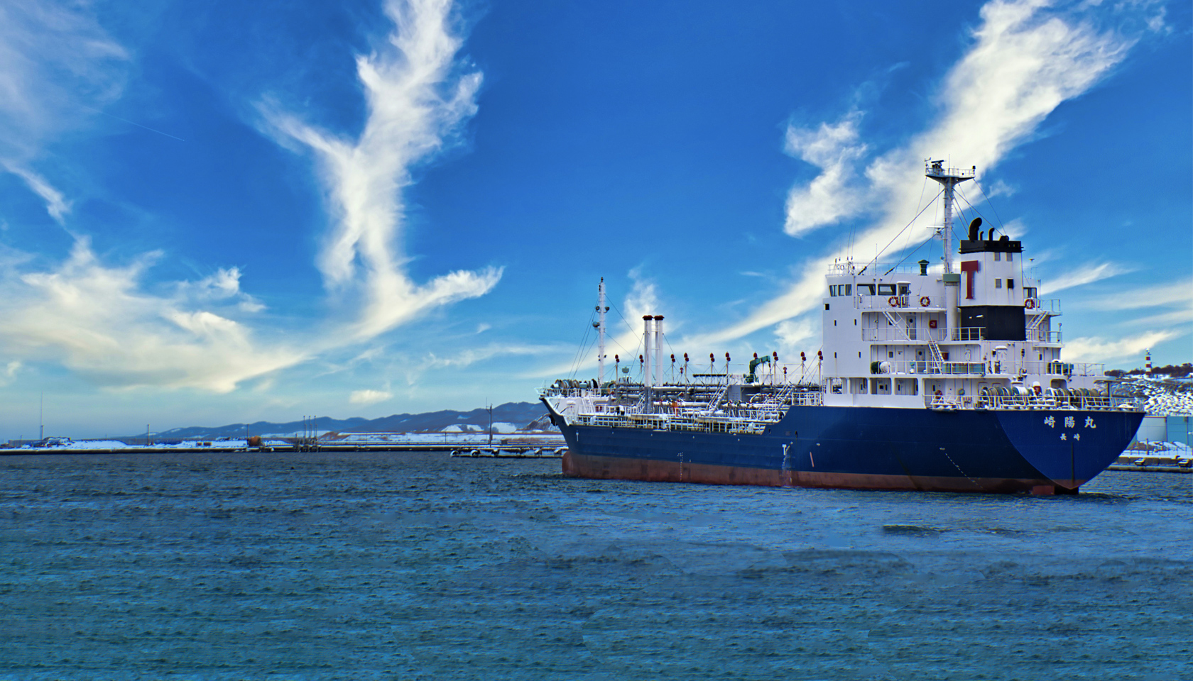 エネルギーの海上輸送を通して、 <br>地域と社会に貢献していきます。